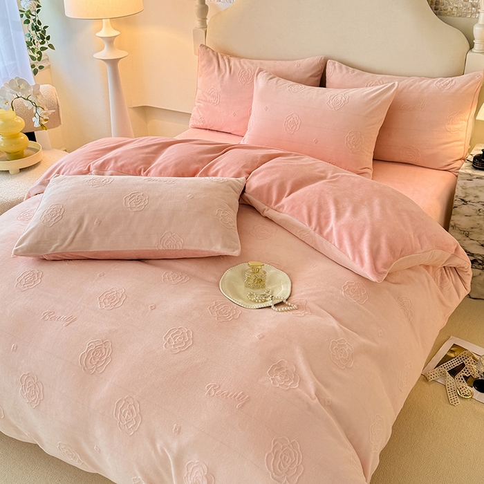 91家纺网 家纺一手货源 找家纺 眠博士 2025新款立体雕花牛奶绒加厚保暖四件套-安吉拉-芙蔓-赛琳 浮雕绒-芙蔓粉