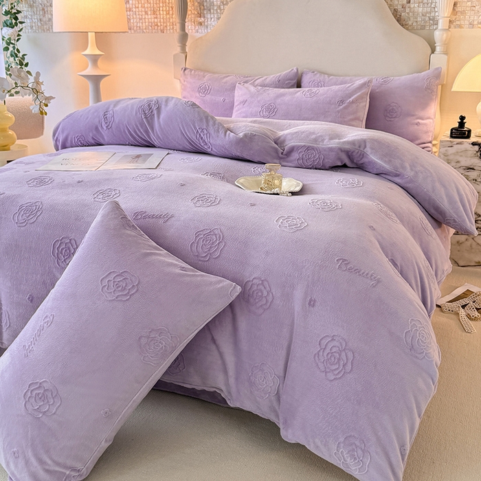 91家纺网 家纺一手货源 找家纺 眠博士 2025新款立体雕花牛奶绒加厚保暖四件套-安吉拉-芙蔓-赛琳 浮雕绒-芙蔓紫