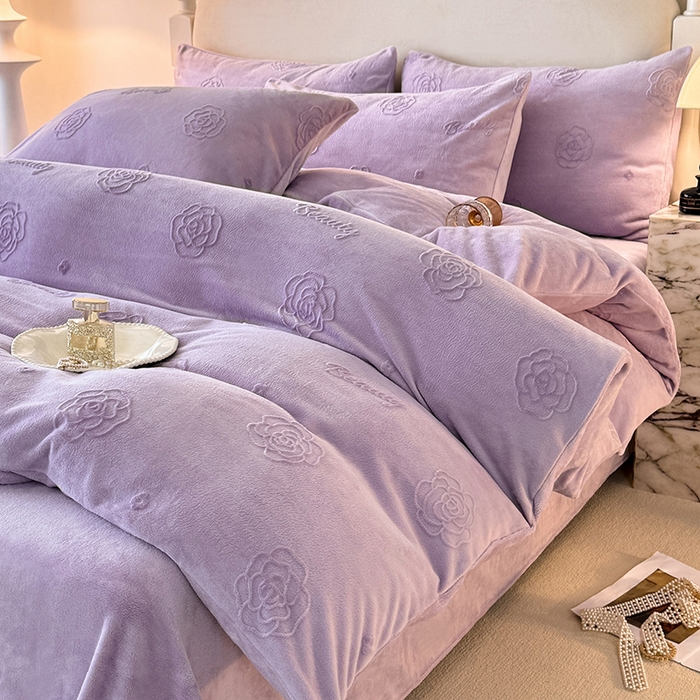 91家纺网 家纺一手货源 找家纺 眠博士 2025新款立体雕花牛奶绒加厚保暖四件套-安吉拉-芙蔓-赛琳 浮雕绒-芙蔓紫