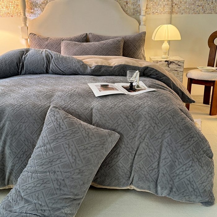 91家纺网 家纺一手货源 找家纺 眠博士 2025新款立体雕花牛奶绒加厚保暖四件套-安吉拉-芙蔓-赛琳 浮雕绒-安吉拉灰咖