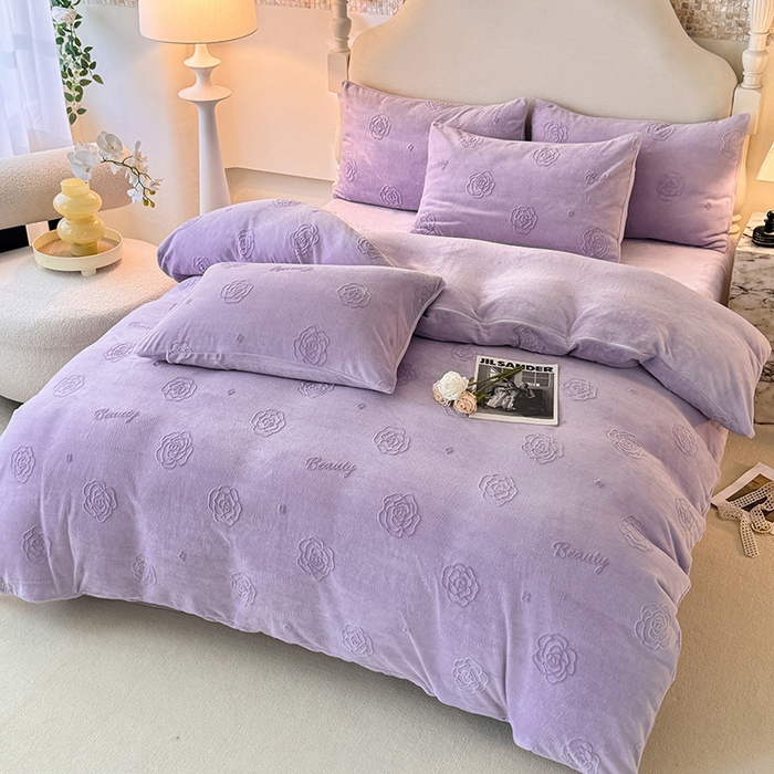 91家纺网 家纺一手货源 找家纺 眠博士 2025新款立体雕花牛奶绒加厚保暖四件套-安吉拉-芙蔓-赛琳 浮雕绒-芙蔓紫