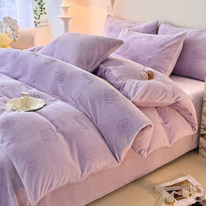 91家纺网 家纺一手货源 找家纺 眠博士 2025新款立体雕花牛奶绒加厚保暖四件套-安吉拉-芙蔓-赛琳 浮雕绒-芙蔓紫