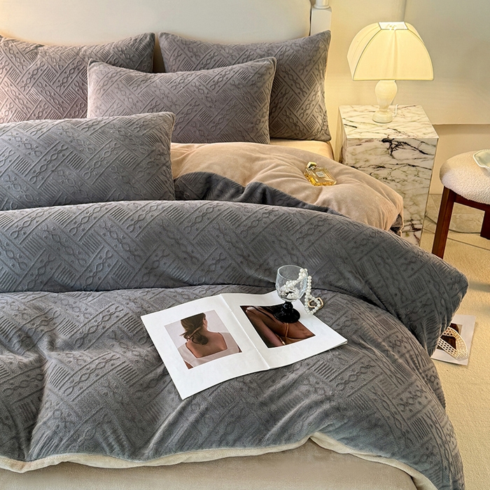 91家纺网 家纺一手货源 找家纺 眠博士 2025新款立体雕花牛奶绒加厚保暖四件套-安吉拉-芙蔓-赛琳 浮雕绒-安吉拉灰咖