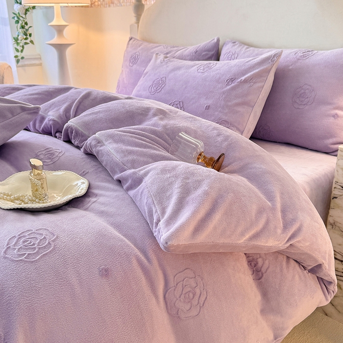 91家纺网 家纺一手货源 找家纺 眠博士 2025新款立体雕花牛奶绒加厚保暖四件套-安吉拉-芙蔓-赛琳 浮雕绒-芙蔓紫