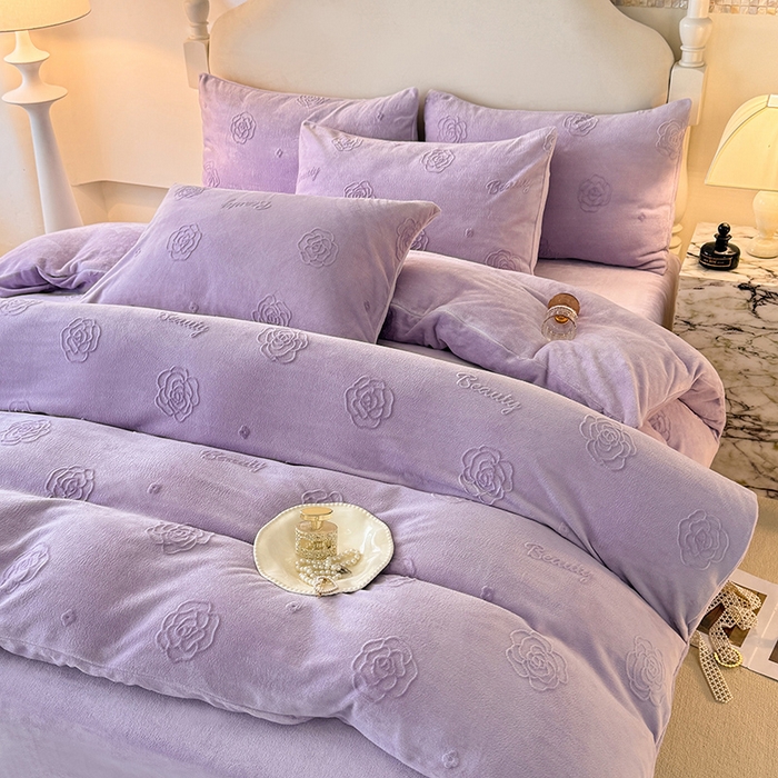 91家纺网 家纺一手货源 找家纺 眠博士 2025新款立体雕花牛奶绒加厚保暖四件套-安吉拉-芙蔓-赛琳 浮雕绒-芙蔓紫