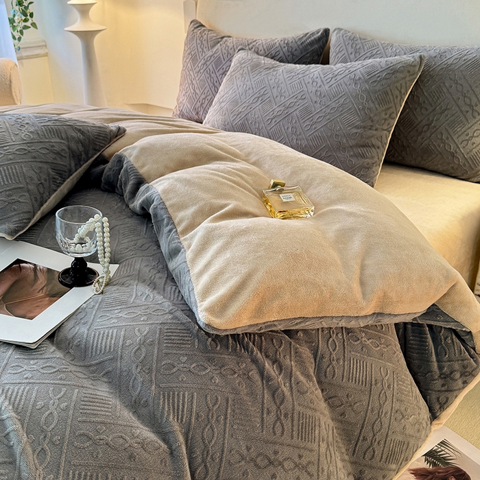 91家纺网 家纺一手货源 找家纺 眠博士 2025新款立体雕花牛奶绒加厚保暖四件套-安吉拉-芙蔓-赛琳 浮雕绒-安吉拉灰咖