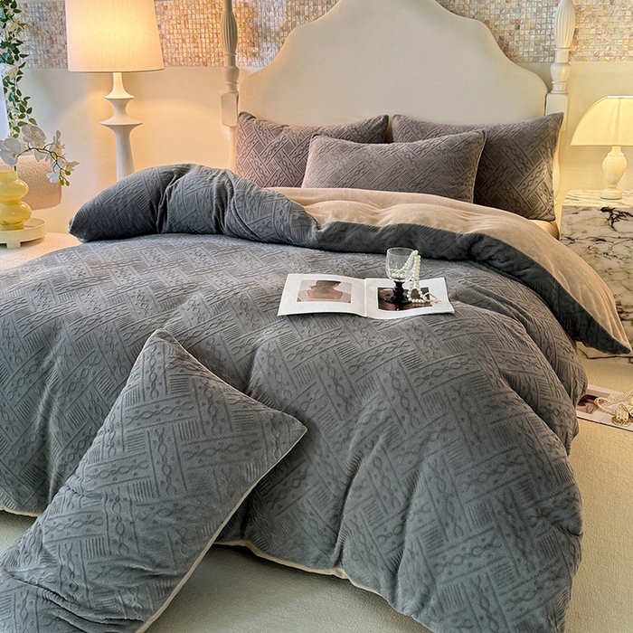 91家纺网 家纺一手货源 找家纺 眠博士 2025新款立体雕花牛奶绒加厚保暖四件套-安吉拉-芙蔓-赛琳 浮雕绒-安吉拉灰咖