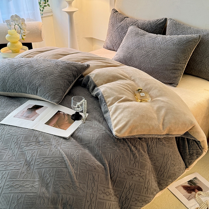 91家纺网 家纺一手货源 找家纺 眠博士 2025新款立体雕花牛奶绒加厚保暖四件套-安吉拉-芙蔓-赛琳 浮雕绒-安吉拉灰咖
