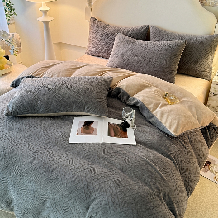 91家纺网 家纺一手货源 找家纺 眠博士 2025新款立体雕花牛奶绒加厚保暖四件套-安吉拉-芙蔓-赛琳 浮雕绒-安吉拉灰咖