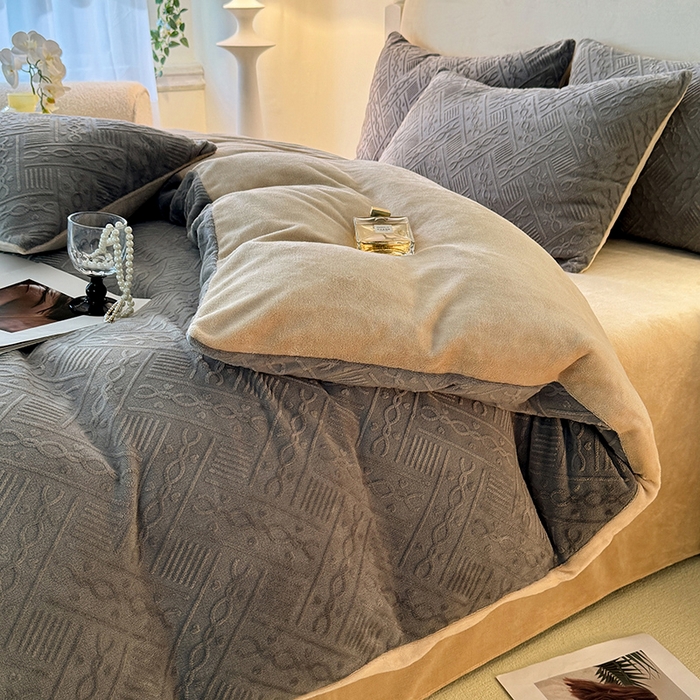 91家纺网 家纺一手货源 找家纺 眠博士 2025新款立体雕花牛奶绒加厚保暖四件套-安吉拉-芙蔓-赛琳 浮雕绒-安吉拉灰咖