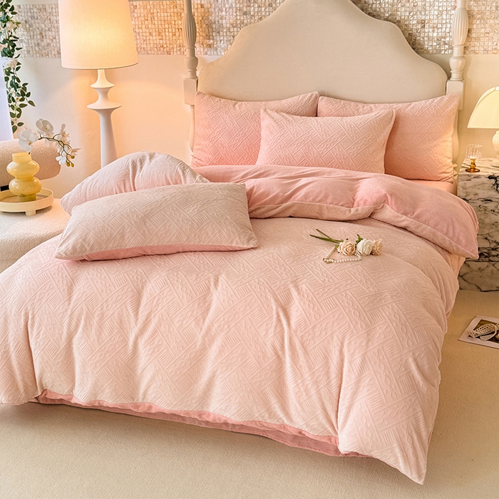 91家纺网 家纺一手货源 找家纺 眠博士 2025新款立体雕花牛奶绒加厚保暖四件套-安吉拉-芙蔓-赛琳 浮雕绒-安吉拉粉