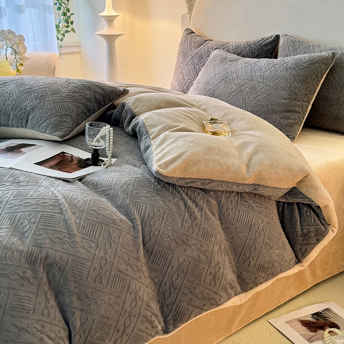 91家纺网 家纺一手货源 找家纺 眠博士 2025新款立体雕花牛奶绒加厚保暖四件套-安吉拉-芙蔓-赛琳 浮雕绒-安吉拉灰咖