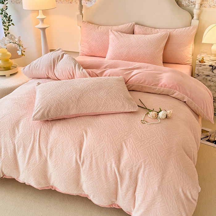 91家纺网 家纺一手货源 找家纺 眠博士 2025新款立体雕花牛奶绒加厚保暖四件套-安吉拉-芙蔓-赛琳 浮雕绒-安吉拉粉