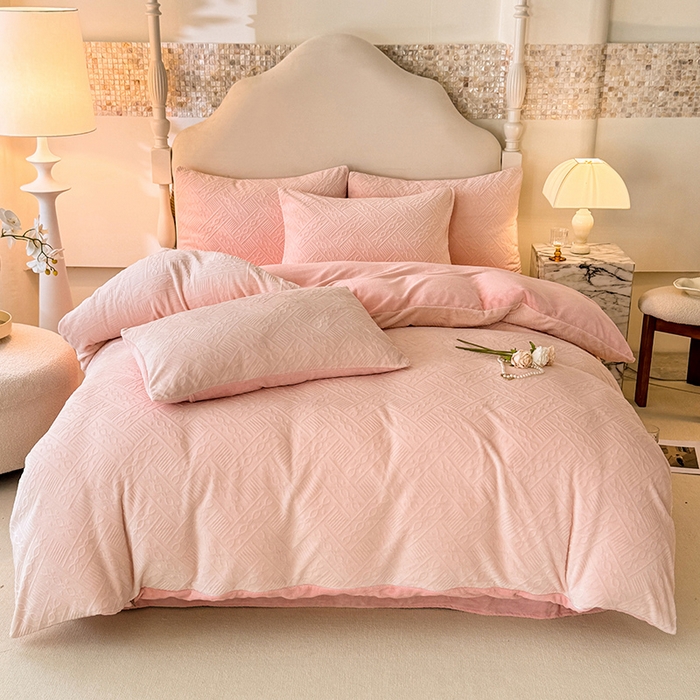 91家纺网 家纺一手货源 找家纺 眠博士 2025新款立体雕花牛奶绒加厚保暖四件套-安吉拉-芙蔓-赛琳 浮雕绒-安吉拉粉