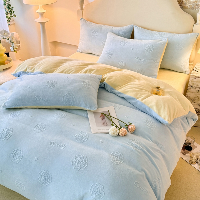 91家纺网 家纺一手货源 找家纺 眠博士 2025新款立体雕花牛奶绒加厚保暖四件套-安吉拉-芙蔓-赛琳 浮雕绒-芙蔓蓝黄