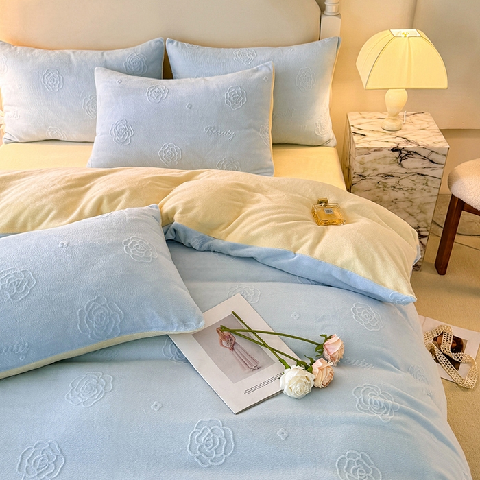 91家纺网 家纺一手货源 找家纺 眠博士 2025新款立体雕花牛奶绒加厚保暖四件套-安吉拉-芙蔓-赛琳 浮雕绒-芙蔓蓝黄