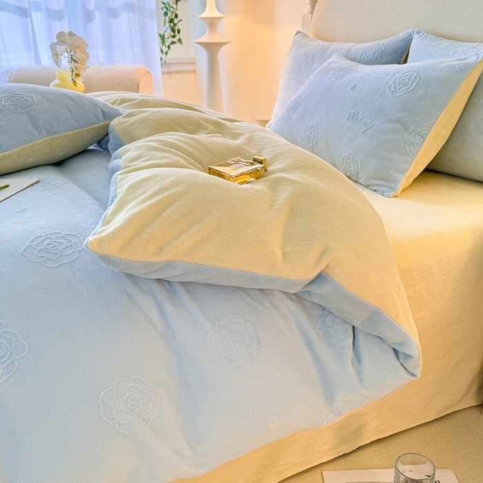 91家纺网 家纺一手货源 找家纺 眠博士 2025新款立体雕花牛奶绒加厚保暖四件套-安吉拉-芙蔓-赛琳 浮雕绒-芙蔓蓝黄