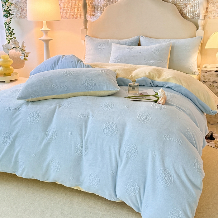 91家纺网 家纺一手货源 找家纺 眠博士 2025新款立体雕花牛奶绒加厚保暖四件套-安吉拉-芙蔓-赛琳 浮雕绒-芙蔓蓝黄