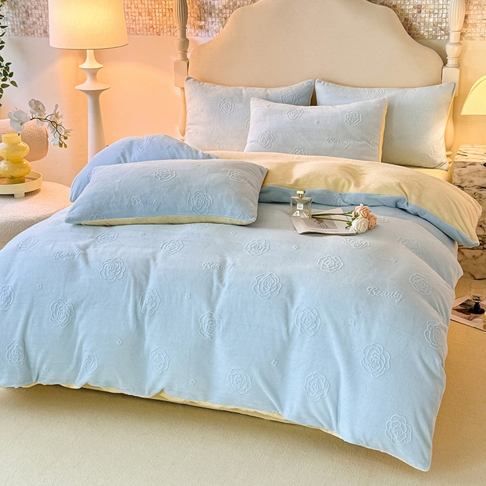 91家纺网 家纺一手货源 找家纺 眠博士 2025新款立体雕花牛奶绒加厚保暖四件套-安吉拉-芙蔓-赛琳 浮雕绒-芙蔓蓝黄