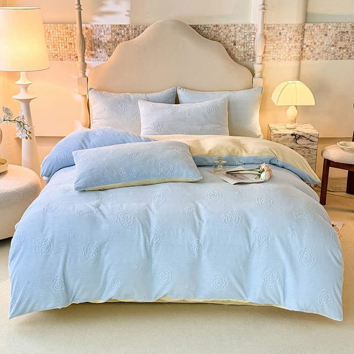 91家纺网 家纺一手货源 找家纺 眠博士 2025新款立体雕花牛奶绒加厚保暖四件套-安吉拉-芙蔓-赛琳 浮雕绒-芙蔓蓝黄