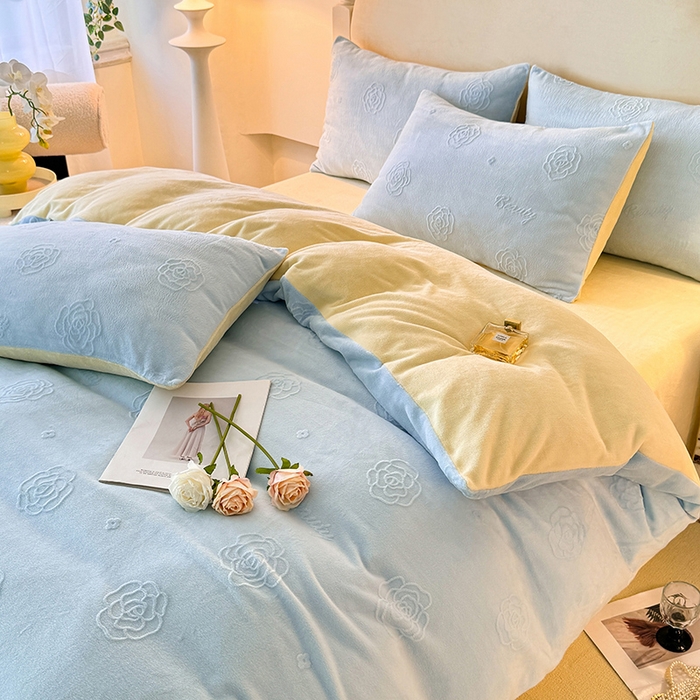 91家纺网 家纺一手货源 找家纺 眠博士 2025新款立体雕花牛奶绒加厚保暖四件套-安吉拉-芙蔓-赛琳 浮雕绒-芙蔓蓝黄