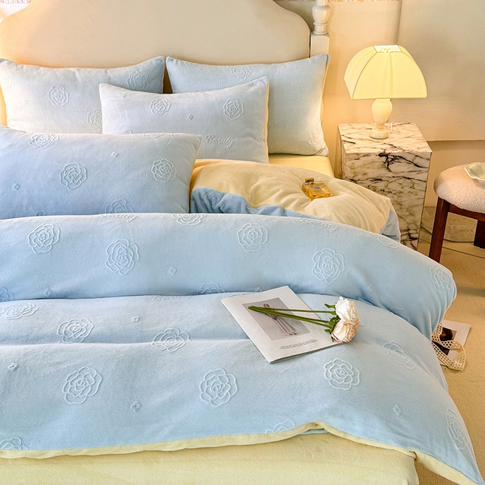 91家纺网 家纺一手货源 找家纺 眠博士 2025新款立体雕花牛奶绒加厚保暖四件套-安吉拉-芙蔓-赛琳 浮雕绒-芙蔓蓝黄