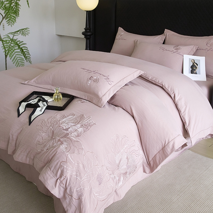 91家纺网 家纺一手货源 找家纺 金纱玉纺家纺 2025新款水洗棉工艺刺绣四件套 沁颜花开-紫豆沙