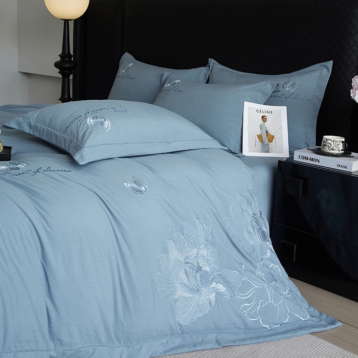 91家纺网 家纺一手货源 找家纺 金纱玉纺家纺 2025新款水洗棉工艺刺绣四件套 沁颜花开-宾利蓝