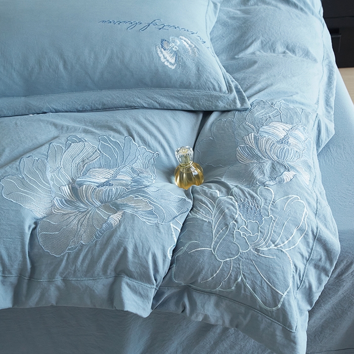 91家纺网 家纺一手货源 找家纺 金纱玉纺家纺 2025新款水洗棉工艺刺绣四件套 沁颜花开-宾利蓝