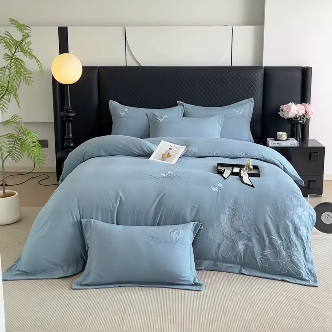 91家纺网 家纺一手货源 找家纺 金纱玉纺家纺 2025新款水洗棉工艺刺绣四件套 沁颜花开-宾利蓝