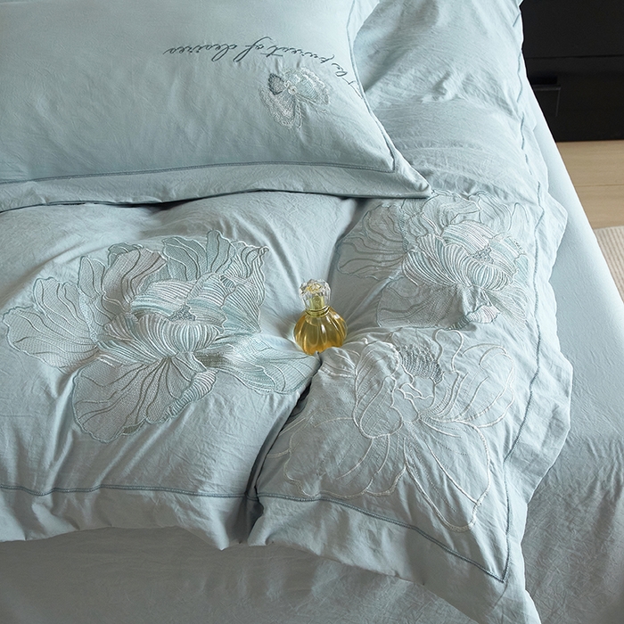 91家纺网 家纺一手货源 找家纺 金纱玉纺家纺 2025新款水洗棉工艺刺绣四件套 沁颜花开-豆绿