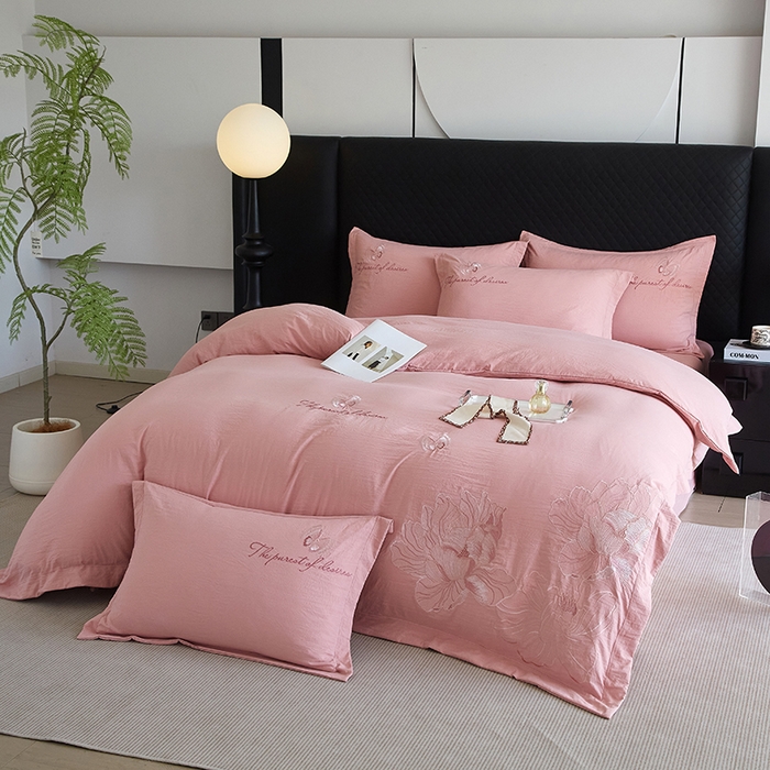 91家纺网 家纺一手货源 找家纺 金纱玉纺家纺 2025新款水洗棉工艺刺绣四件套 沁颜花开-粉豆沙