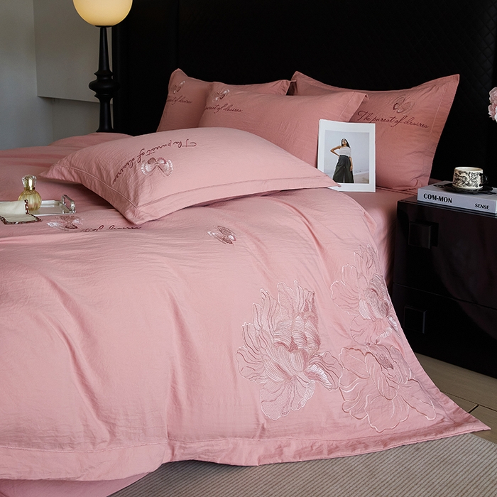 91家纺网 家纺一手货源 找家纺 金纱玉纺家纺 2025新款水洗棉工艺刺绣四件套 沁颜花开-粉豆沙