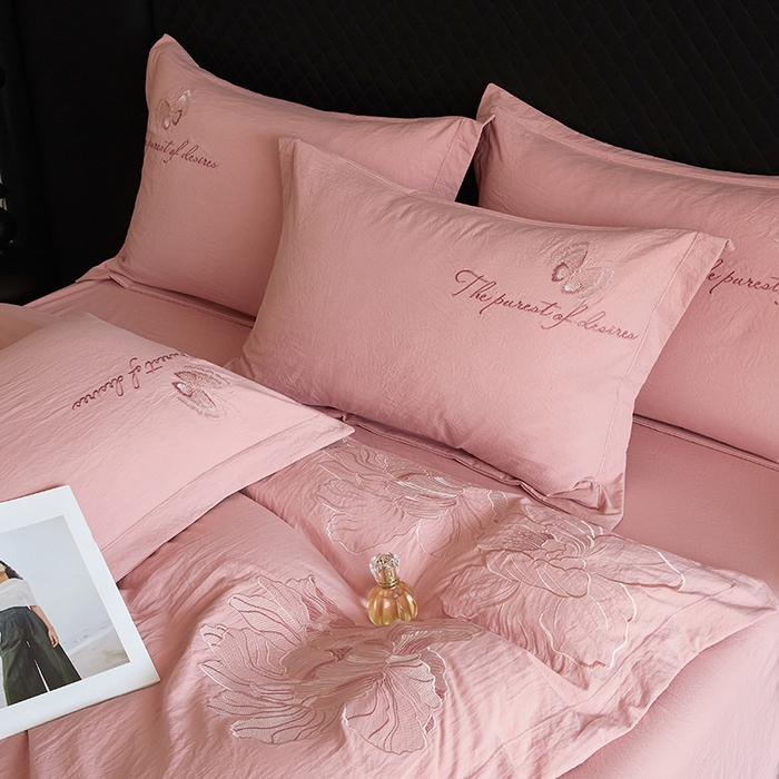 91家纺网 家纺一手货源 找家纺 金纱玉纺家纺 2025新款水洗棉工艺刺绣四件套 沁颜花开-粉豆沙