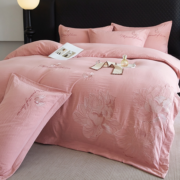 91家纺网 家纺一手货源 找家纺 金纱玉纺家纺 2025新款水洗棉工艺刺绣四件套 沁颜花开-粉豆沙