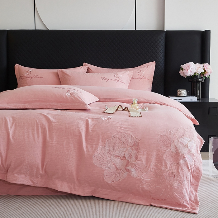 91家纺网 家纺一手货源 找家纺 金纱玉纺家纺 2025新款水洗棉工艺刺绣四件套 沁颜花开-粉豆沙