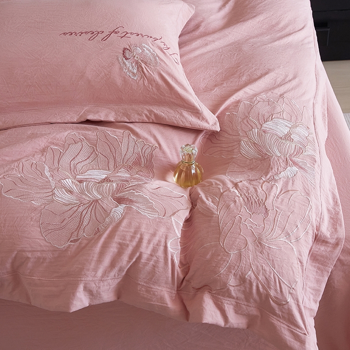 91家纺网 家纺一手货源 找家纺 金纱玉纺家纺 2025新款水洗棉工艺刺绣四件套 沁颜花开-粉豆沙