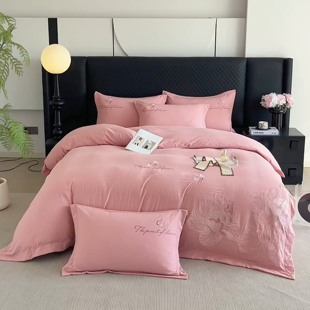 91家纺网 家纺一手货源 找家纺 金纱玉纺家纺 2025新款水洗棉工艺刺绣四件套 沁颜花开-粉豆沙