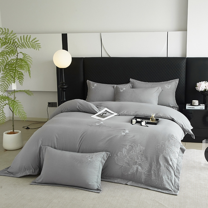 91家纺网 家纺一手货源 找家纺 金纱玉纺家纺 2025新款水洗棉工艺刺绣四件套 沁颜花开-中灰