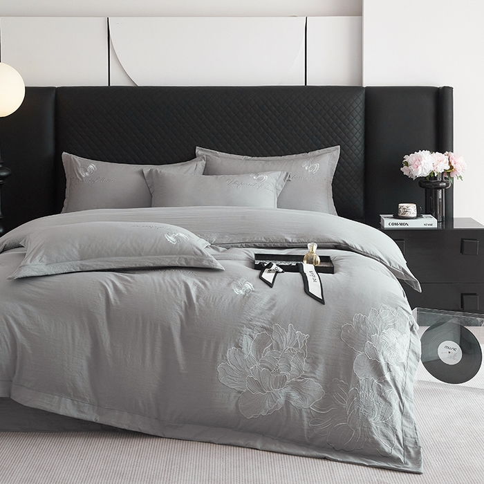 91家纺网 家纺一手货源 找家纺 金纱玉纺家纺 2025新款水洗棉工艺刺绣四件套 沁颜花开-中灰