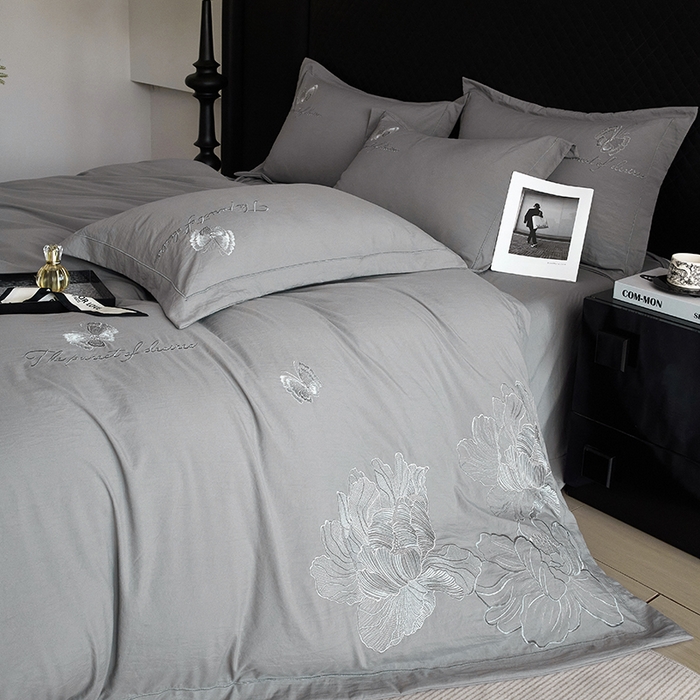 91家纺网 家纺一手货源 找家纺 金纱玉纺家纺 2025新款水洗棉工艺刺绣四件套 沁颜花开-中灰