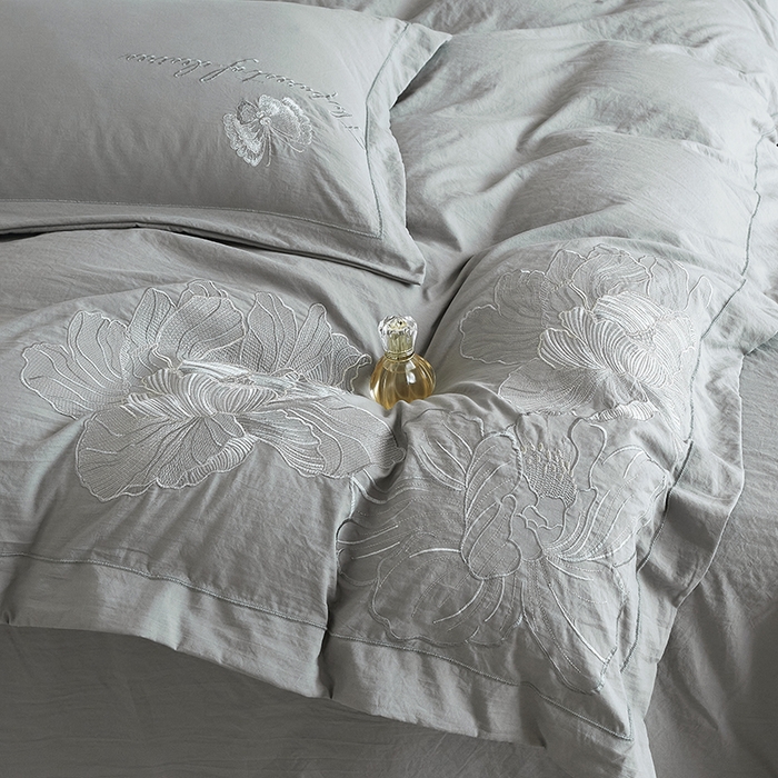 91家纺网 家纺一手货源 找家纺 金纱玉纺家纺 2025新款水洗棉工艺刺绣四件套 沁颜花开-中灰