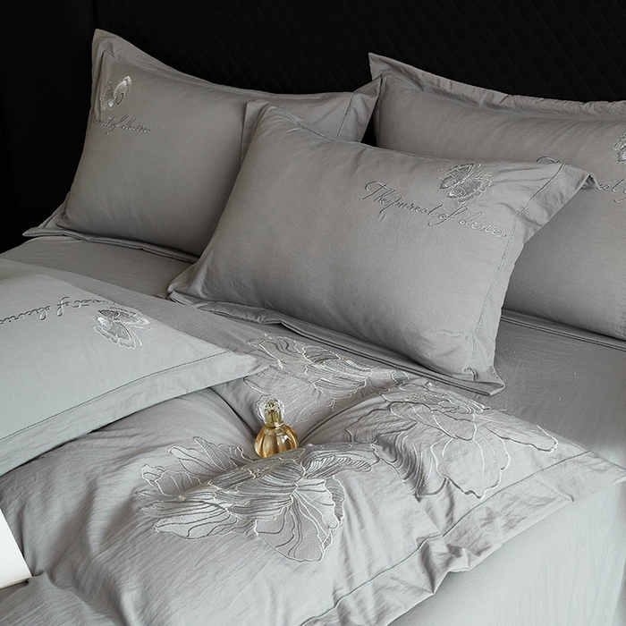 91家纺网 家纺一手货源 找家纺 金纱玉纺家纺 2025新款水洗棉工艺刺绣四件套 沁颜花开-中灰