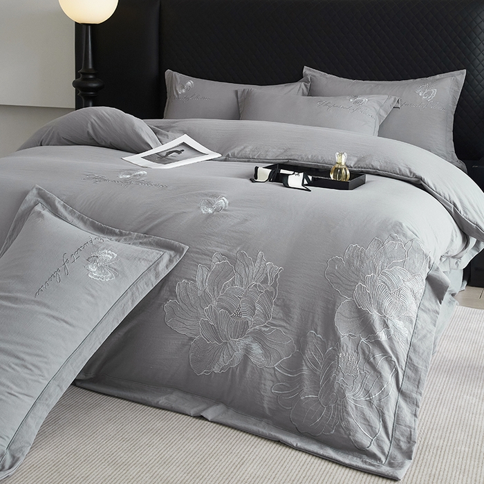 91家纺网 家纺一手货源 找家纺 金纱玉纺家纺 2025新款水洗棉工艺刺绣四件套 沁颜花开-中灰