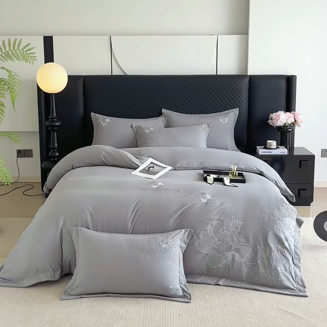 91家纺网 家纺一手货源 找家纺 金纱玉纺家纺 2025新款水洗棉工艺刺绣四件套 沁颜花开-中灰