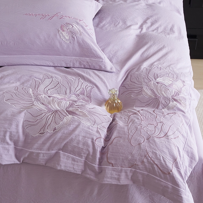 91家纺网 家纺一手货源 找家纺 金纱玉纺家纺 2025新款水洗棉工艺刺绣四件套 沁颜花开-紫