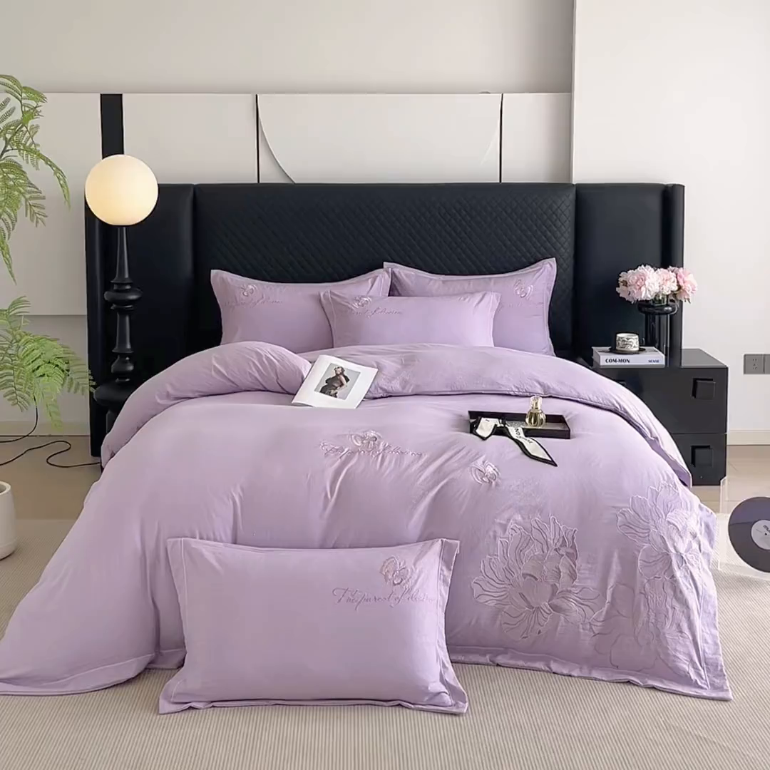 91家纺网 家纺一手货源 找家纺 金纱玉纺家纺 2025新款水洗棉工艺刺绣四件套 沁颜花开-紫