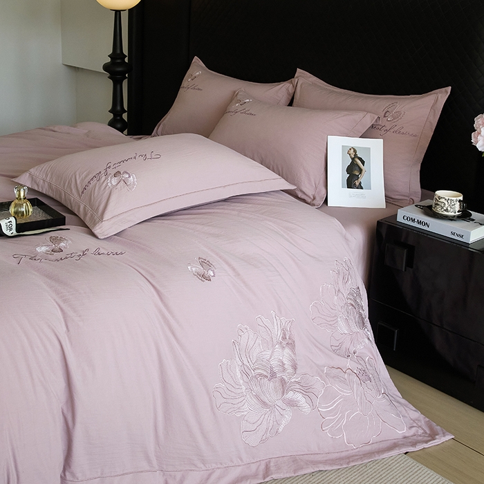 91家纺网 家纺一手货源 找家纺 金纱玉纺家纺 2025新款水洗棉工艺刺绣四件套 沁颜花开-紫豆沙