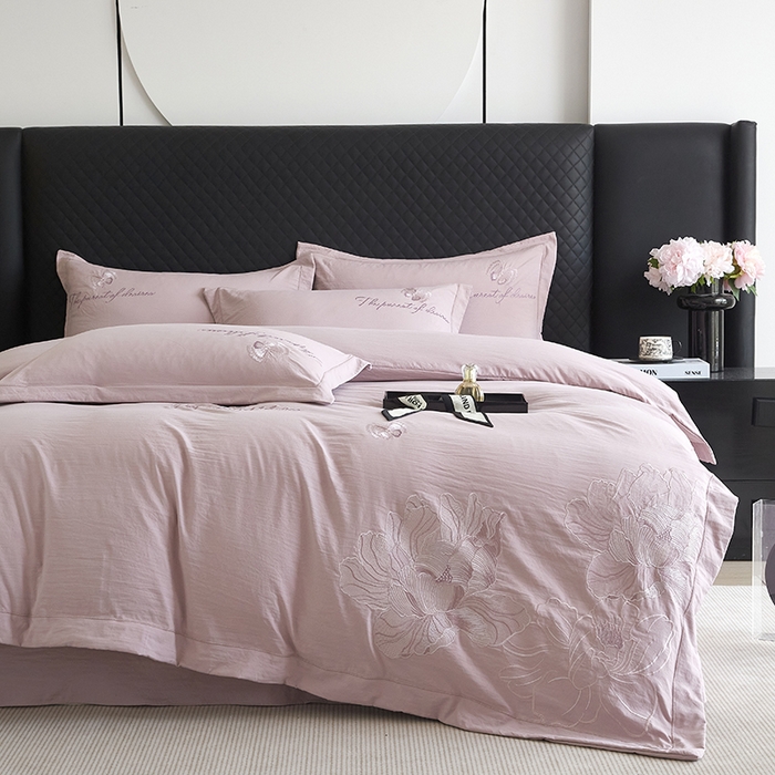 91家纺网 家纺一手货源 找家纺 金纱玉纺家纺 2025新款水洗棉工艺刺绣四件套 沁颜花开-紫豆沙