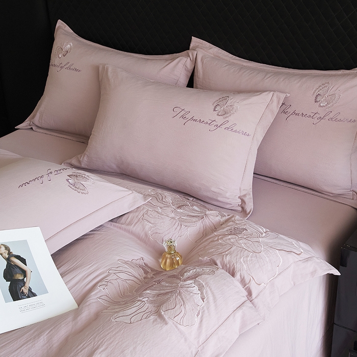 91家纺网 家纺一手货源 找家纺 金纱玉纺家纺 2025新款水洗棉工艺刺绣四件套 沁颜花开-紫豆沙